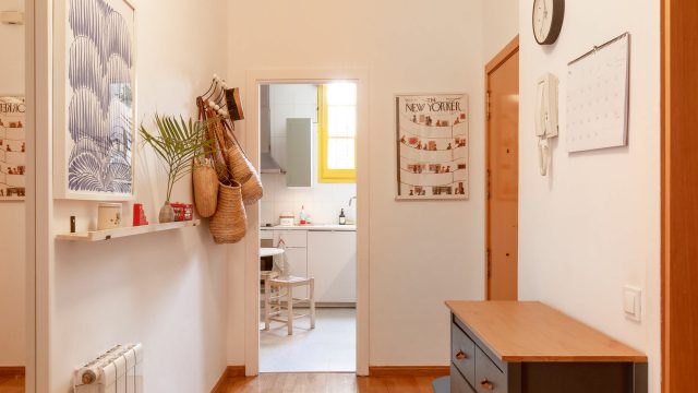 Transform Your Entryway: The Ultimate Space-Saving Coffee Mug Solution